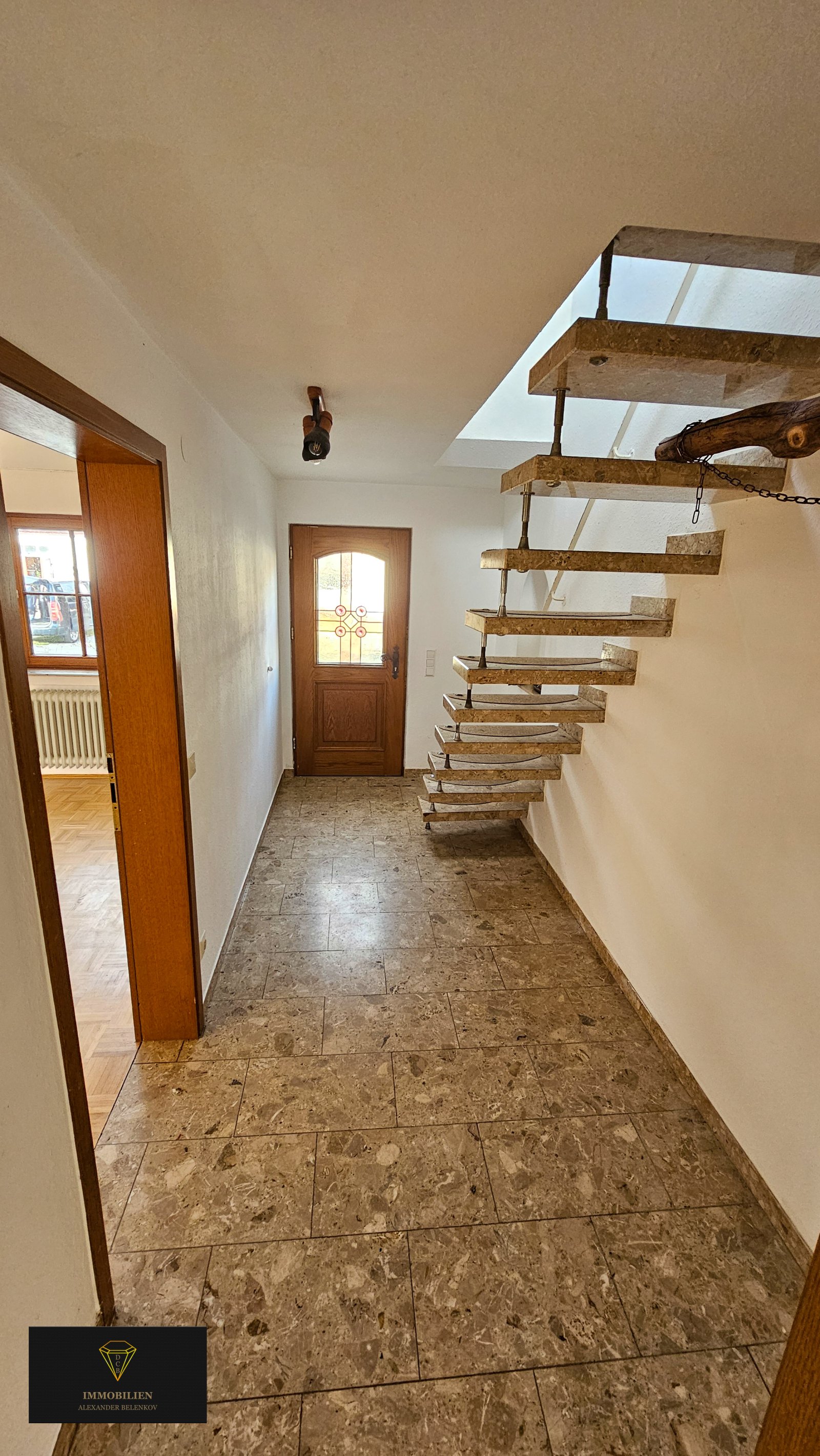 Ein großzügiges Haus auf einem weitläufigen Grundstück in einer idyllischen Lage