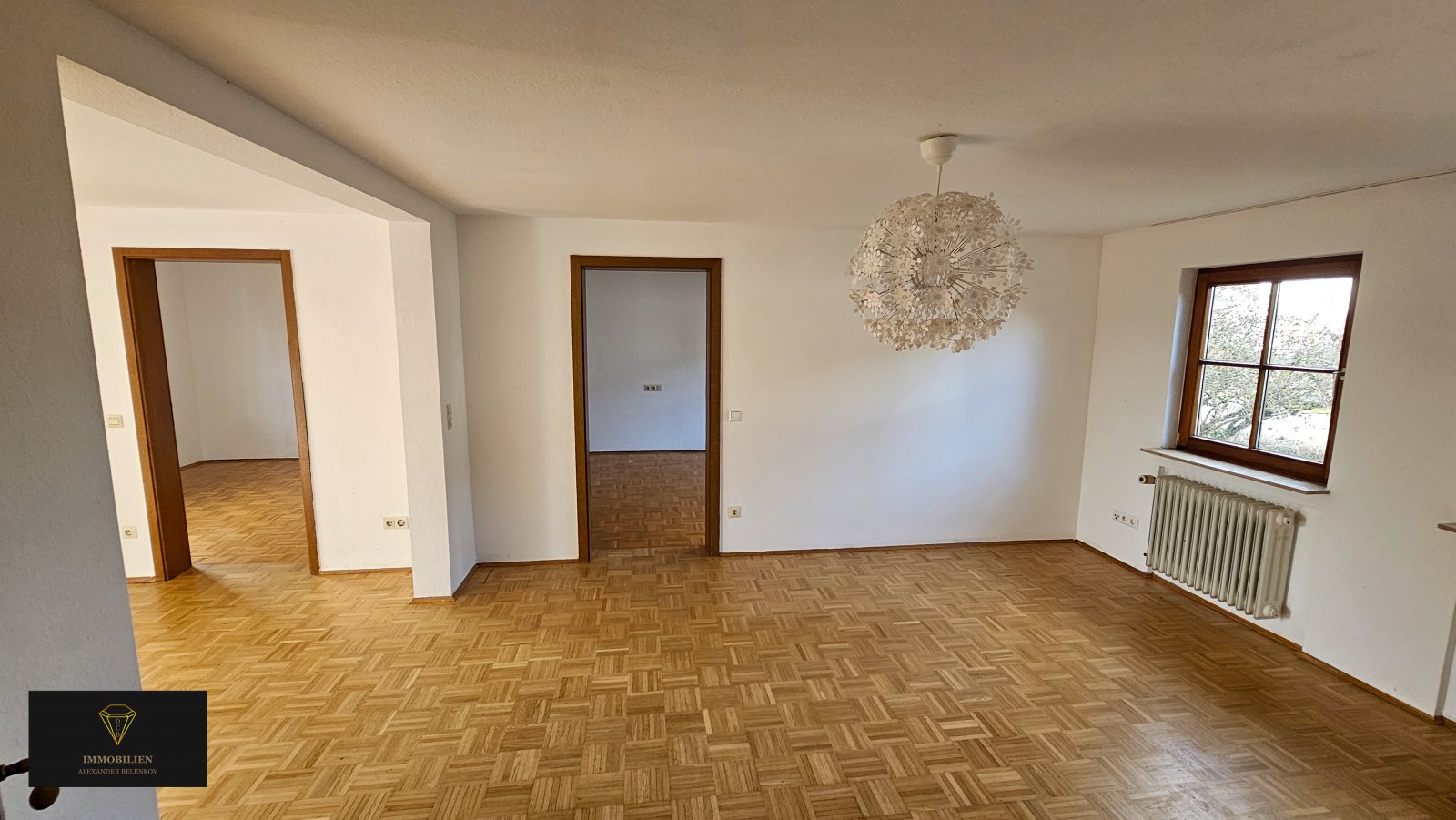 Ein großzügiges Haus auf einem weitläufigen Grundstück in einer idyllischen Lage