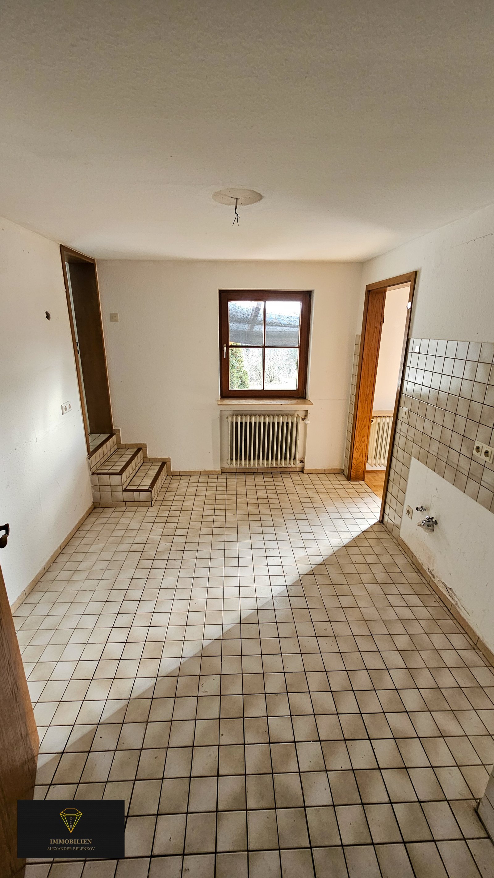 Ein großzügiges Haus auf einem weitläufigen Grundstück in einer idyllischen Lage