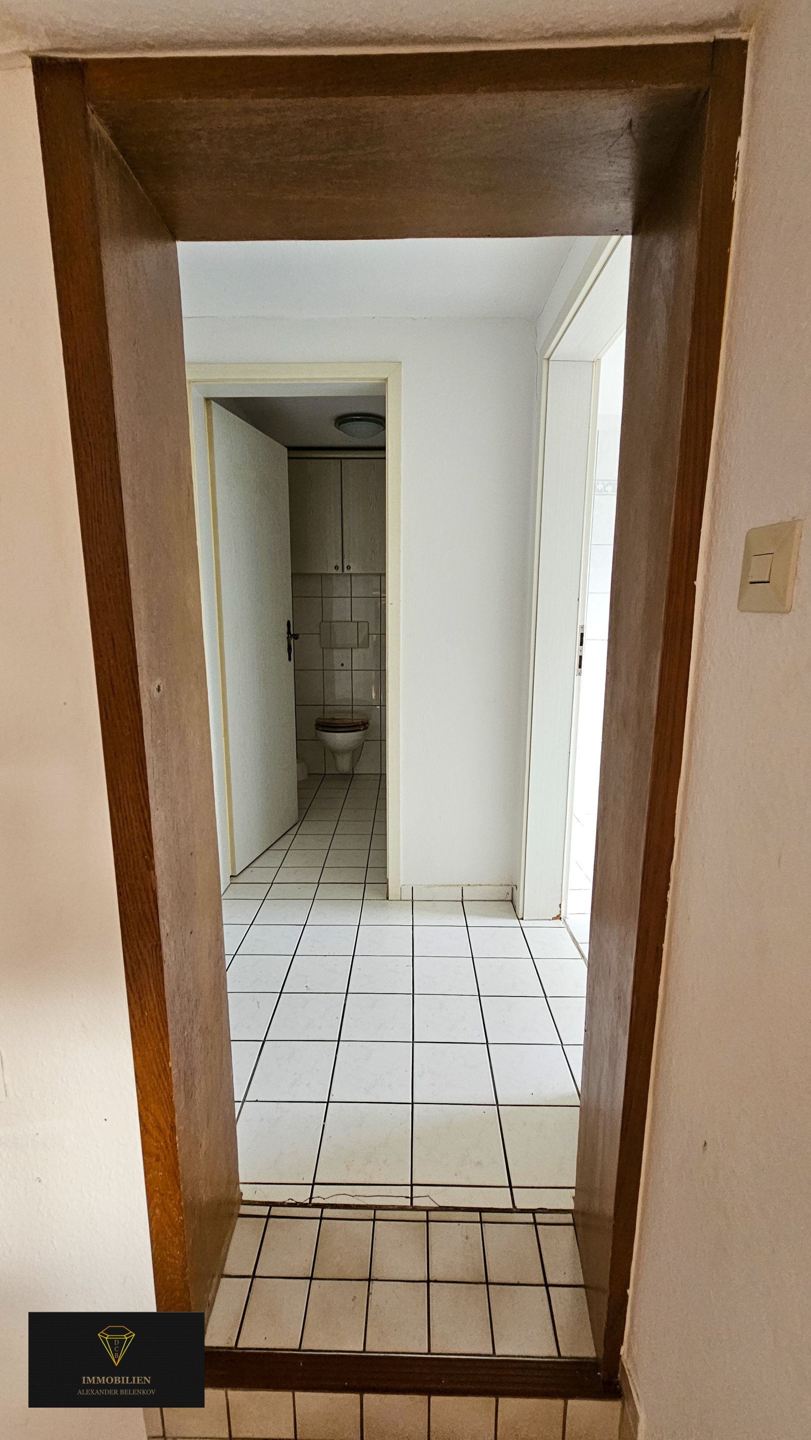 Ein großzügiges Haus auf einem weitläufigen Grundstück in einer idyllischen Lage