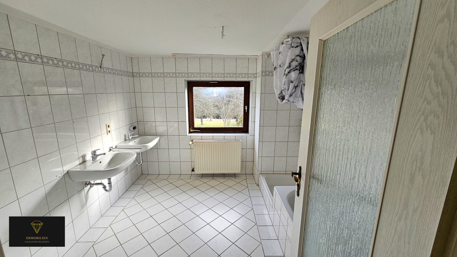 Ein großzügiges Haus auf einem weitläufigen Grundstück in einer idyllischen Lage