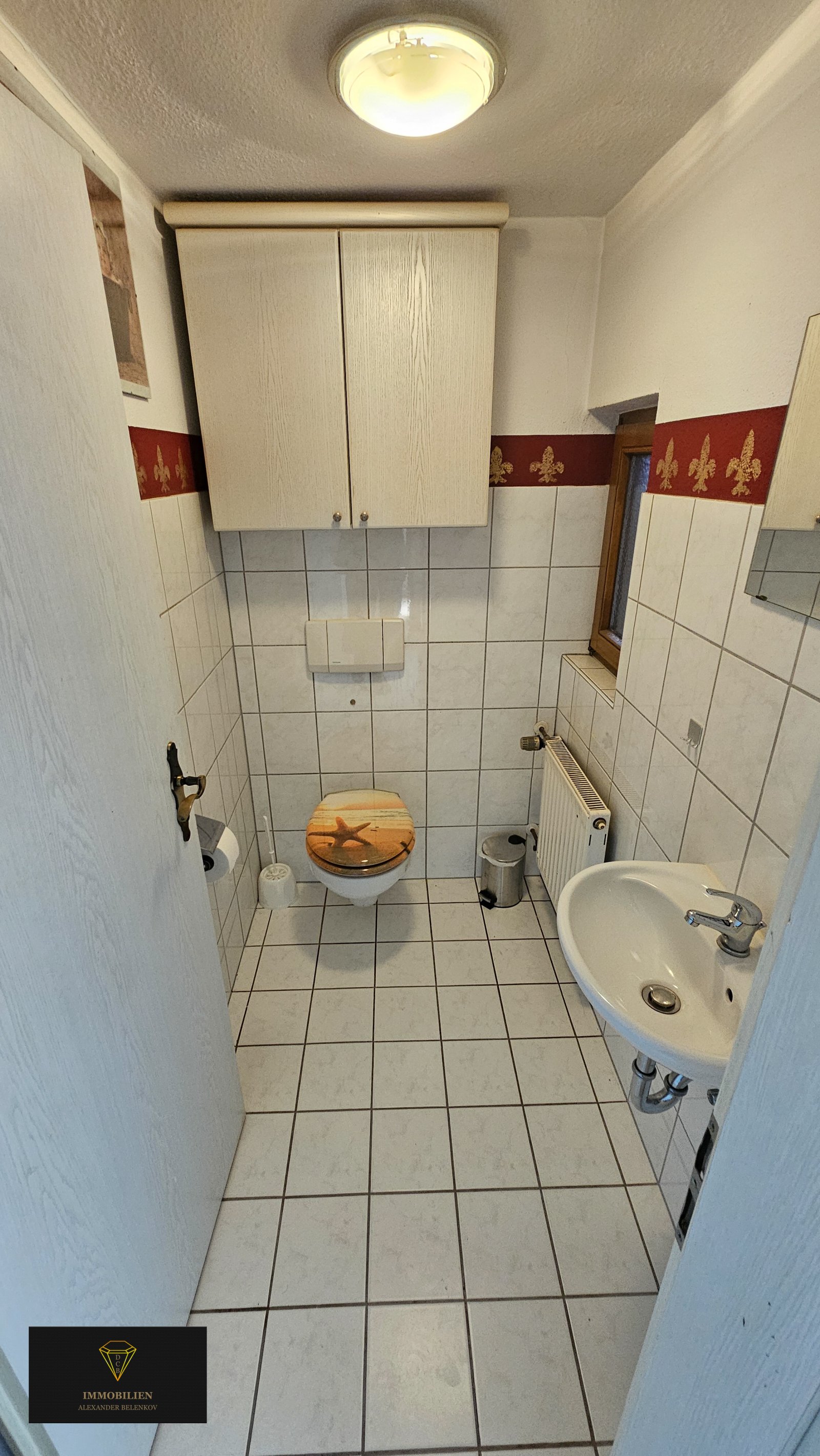 Ein großzügiges Haus auf einem weitläufigen Grundstück in einer idyllischen Lage
