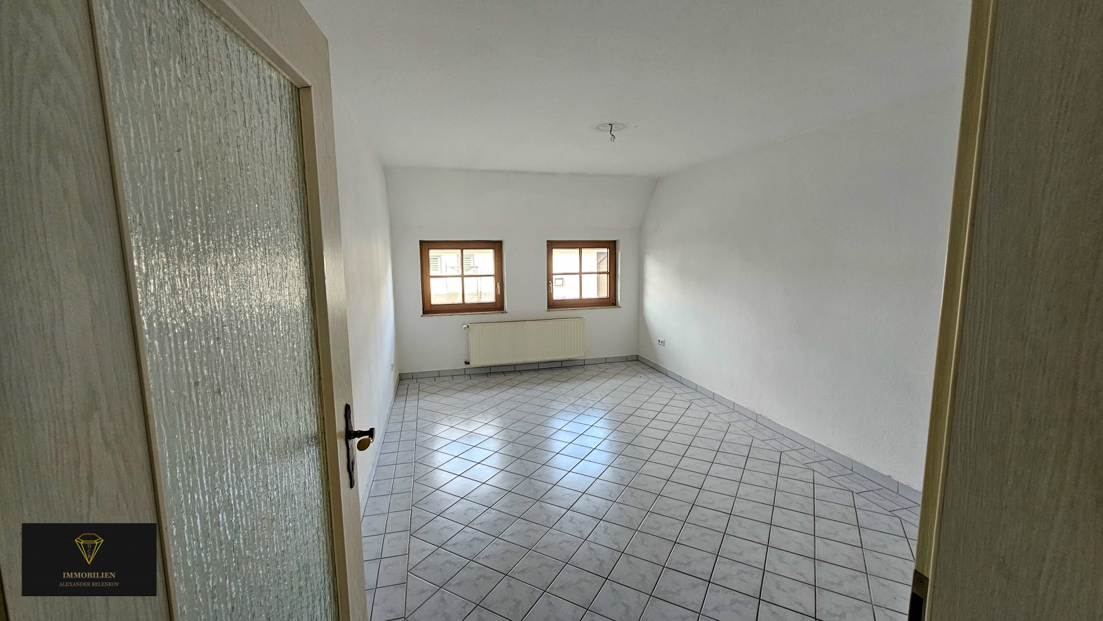 Ein großzügiges Haus auf einem weitläufigen Grundstück in einer idyllischen Lage