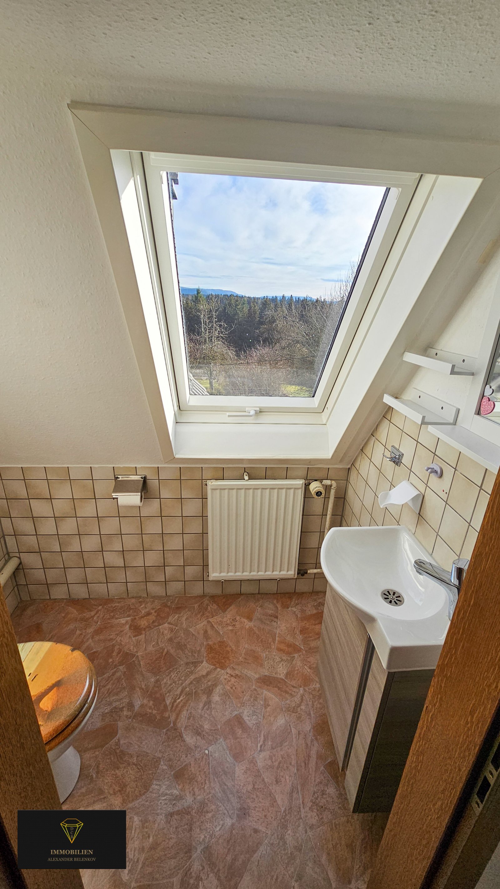 Ein großzügiges Haus auf einem weitläufigen Grundstück in einer idyllischen Lage