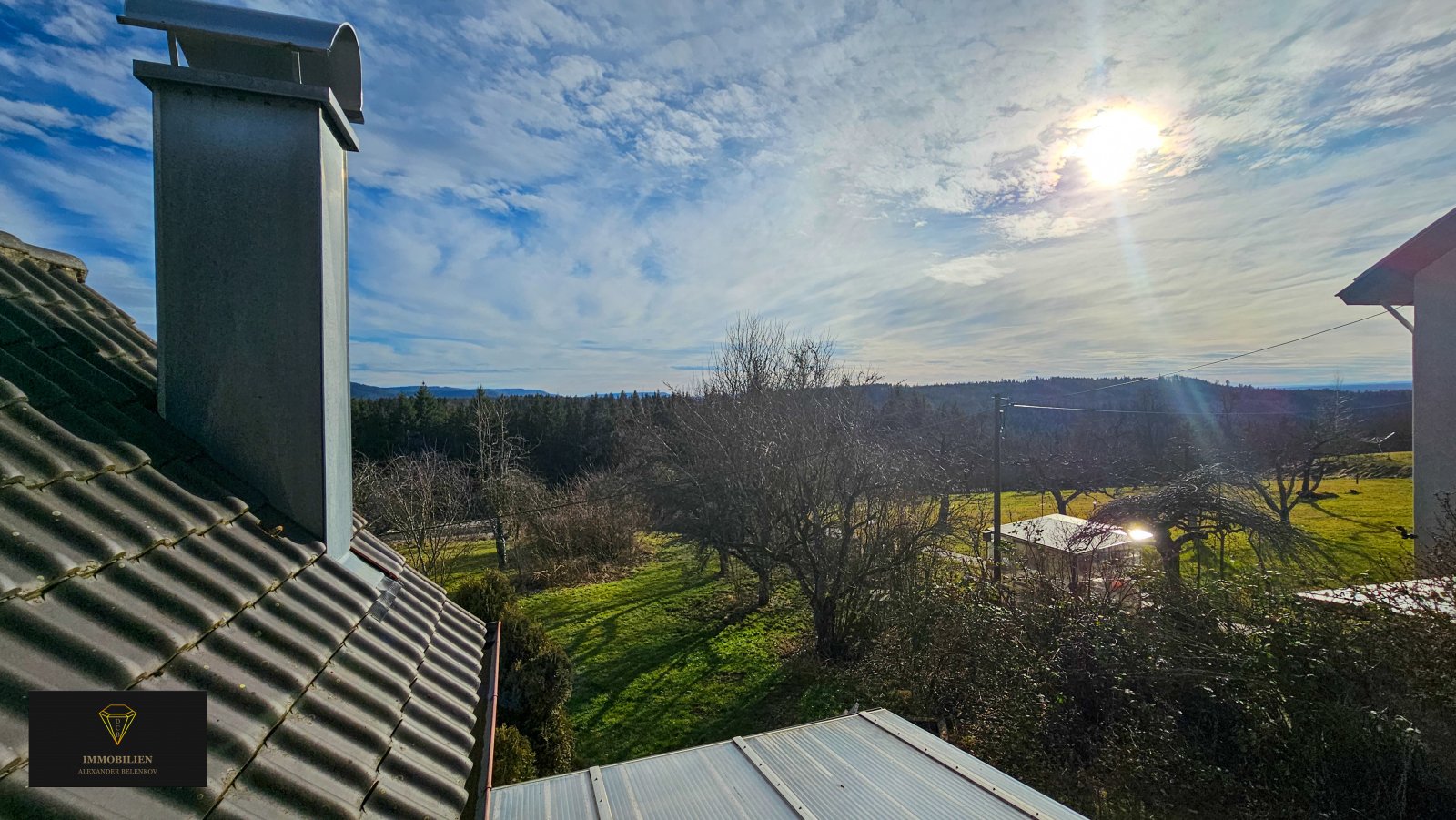 Ein großzügiges Haus auf einem weitläufigen Grundstück in einer idyllischen Lage