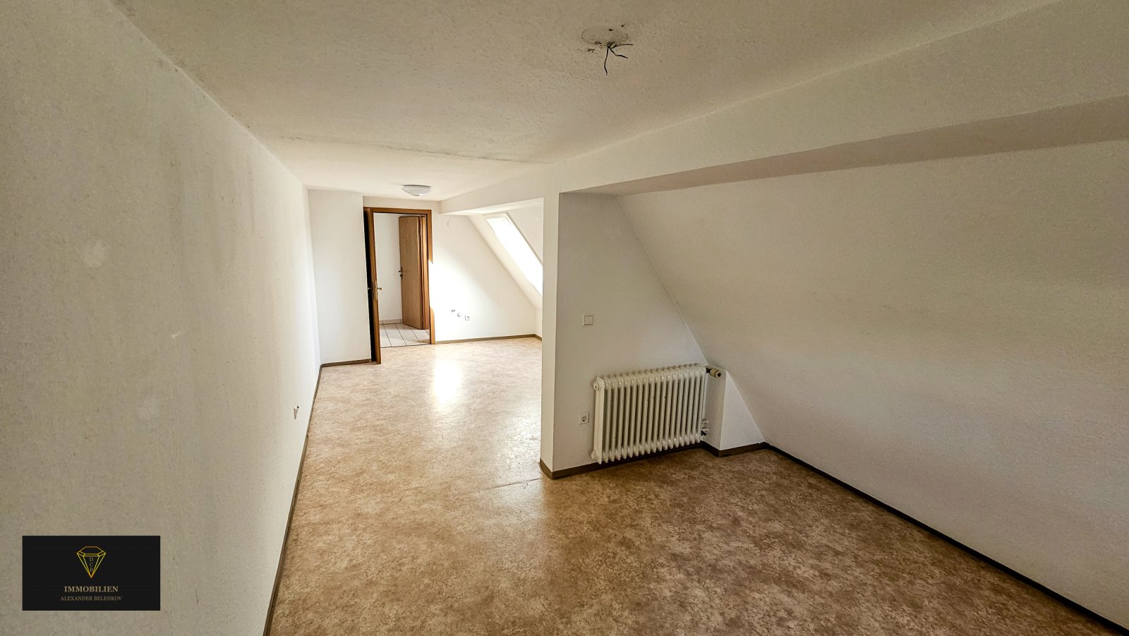 Ein großzügiges Haus auf einem weitläufigen Grundstück in einer idyllischen Lage
