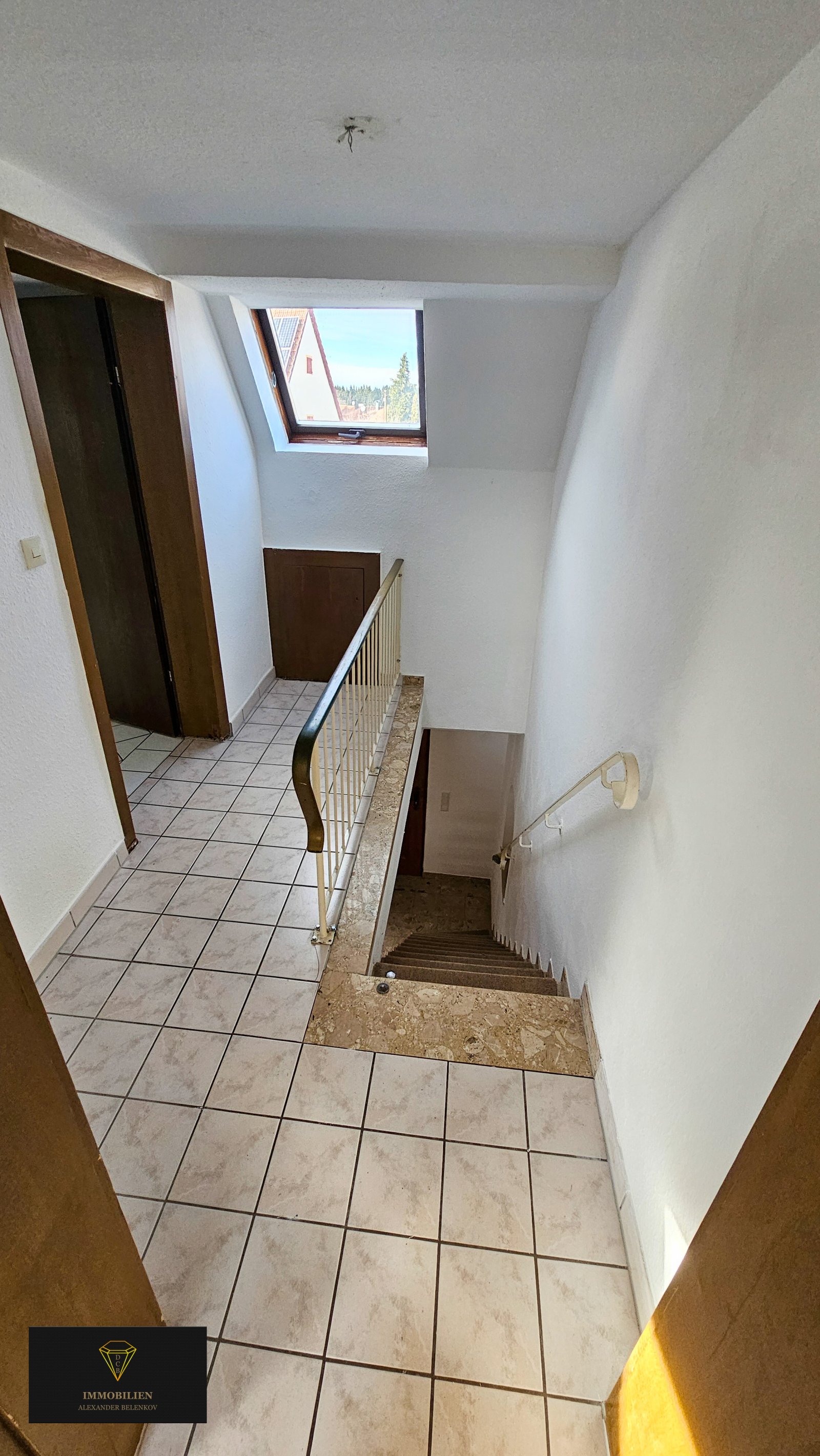 Ein großzügiges Haus auf einem weitläufigen Grundstück in einer idyllischen Lage