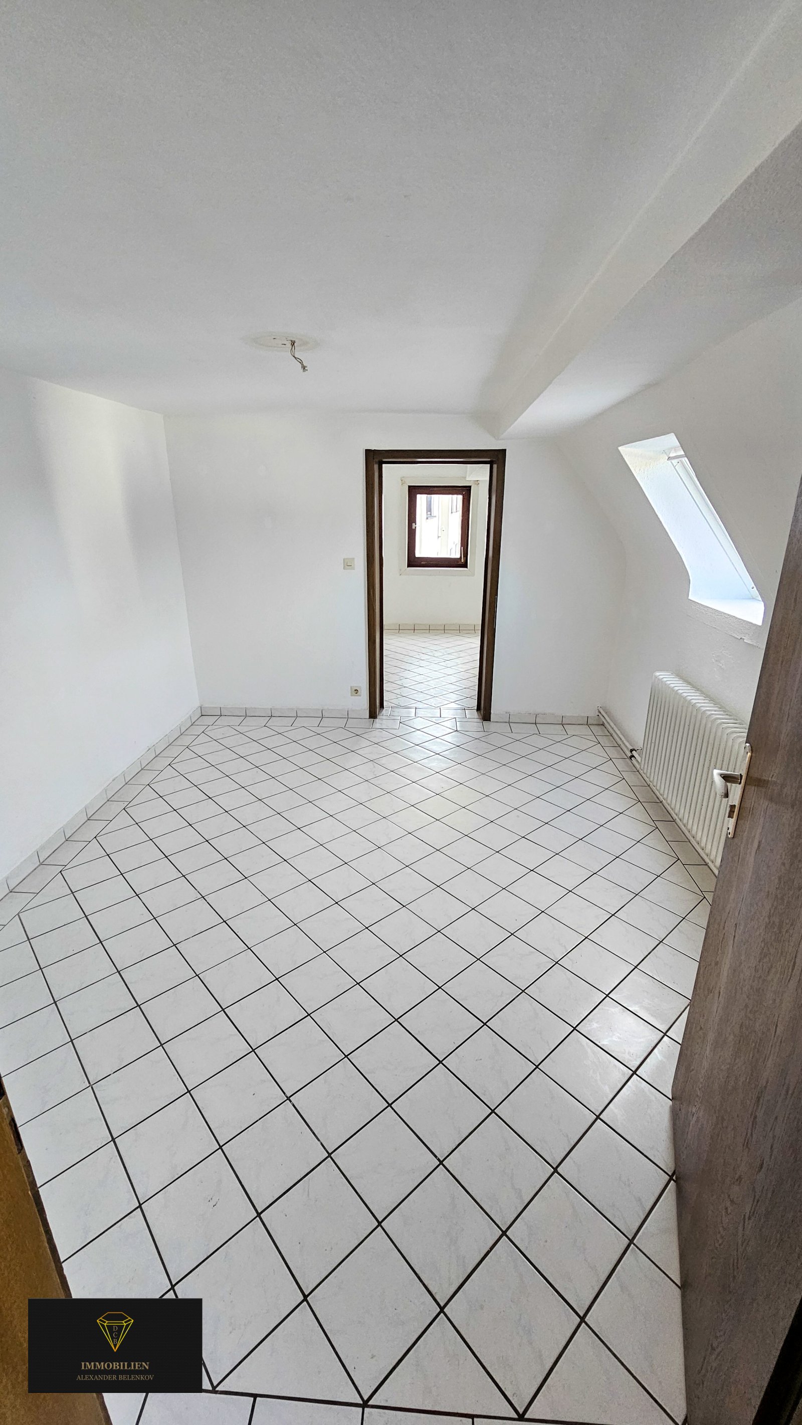 Ein großzügiges Haus auf einem weitläufigen Grundstück in einer idyllischen Lage