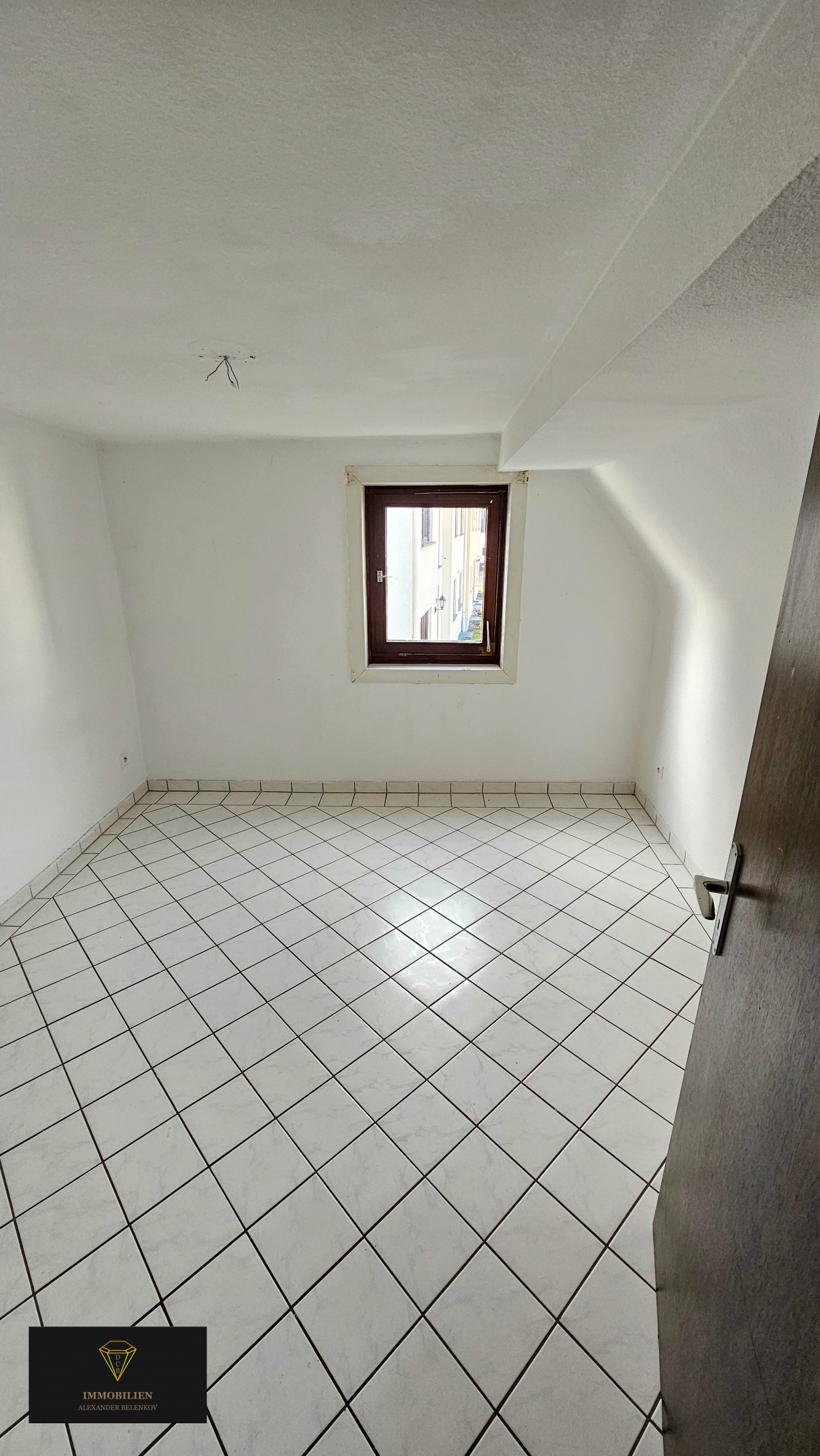 Ein großzügiges Haus auf einem weitläufigen Grundstück in einer idyllischen Lage