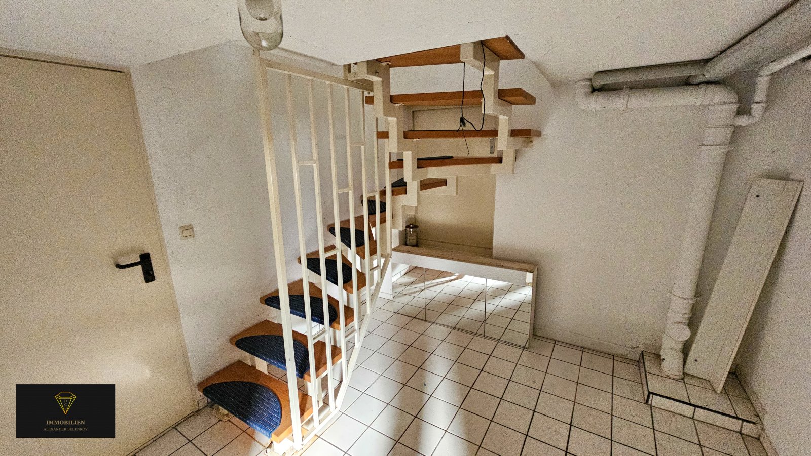 Ein großzügiges Haus auf einem weitläufigen Grundstück in einer idyllischen Lage
