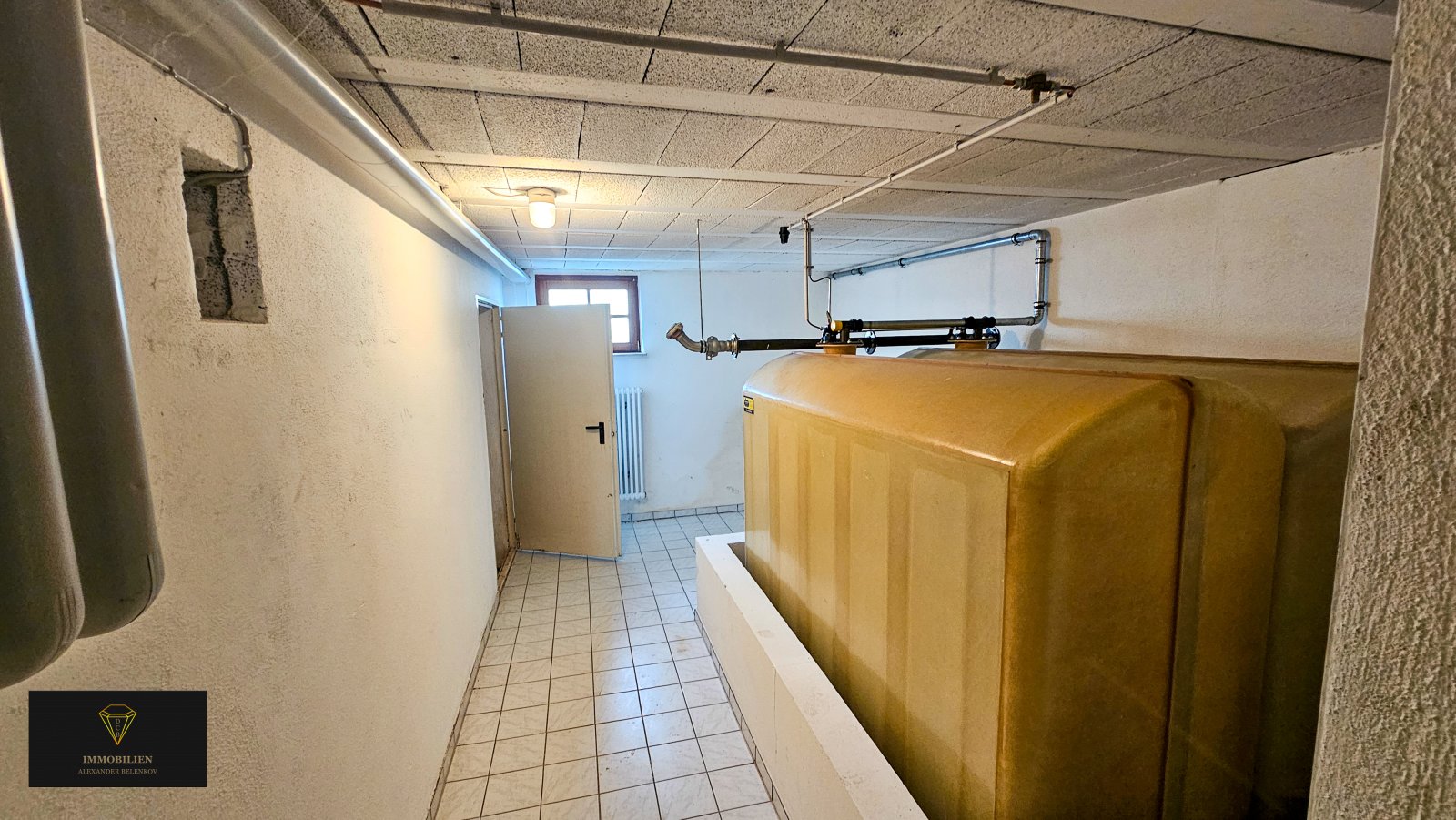 Ein großzügiges Haus auf einem weitläufigen Grundstück in einer idyllischen Lage