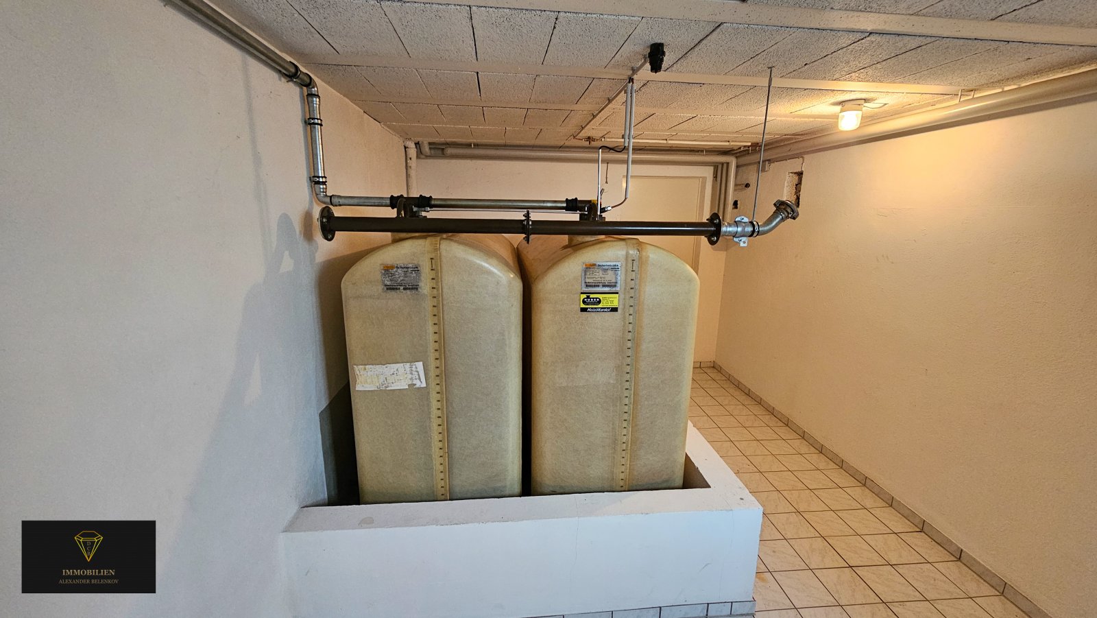 Ein großzügiges Haus auf einem weitläufigen Grundstück in einer idyllischen Lage