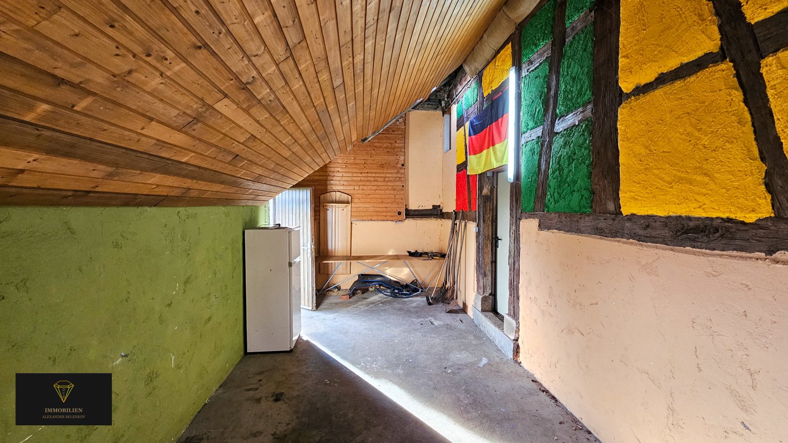 Ein großzügiges Haus auf einem weitläufigen Grundstück in einer idyllischen Lage