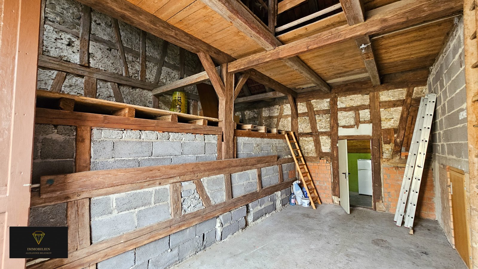 Ein großzügiges Haus auf einem weitläufigen Grundstück in einer idyllischen Lage