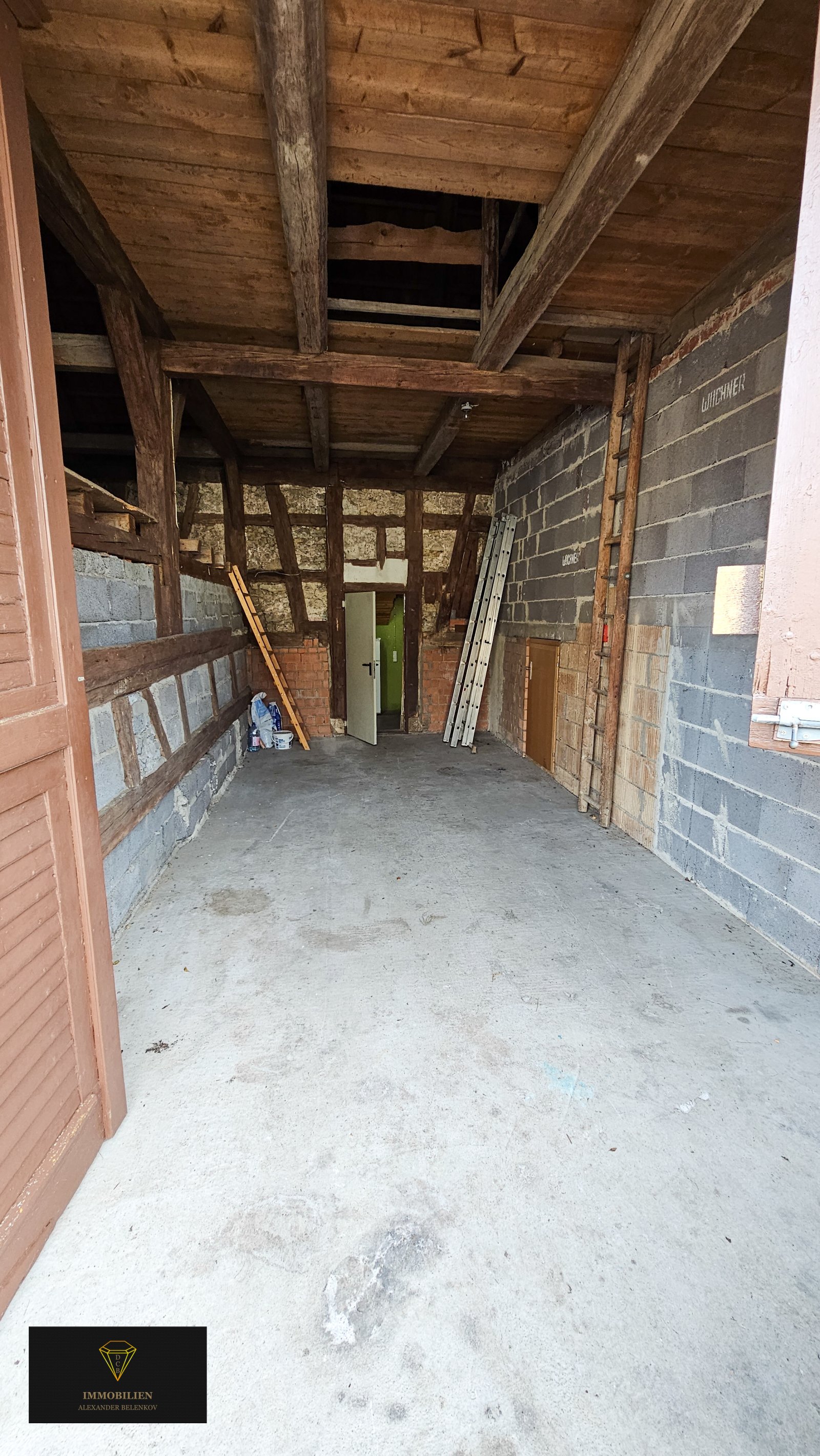 Ein großzügiges Haus auf einem weitläufigen Grundstück in einer idyllischen Lage