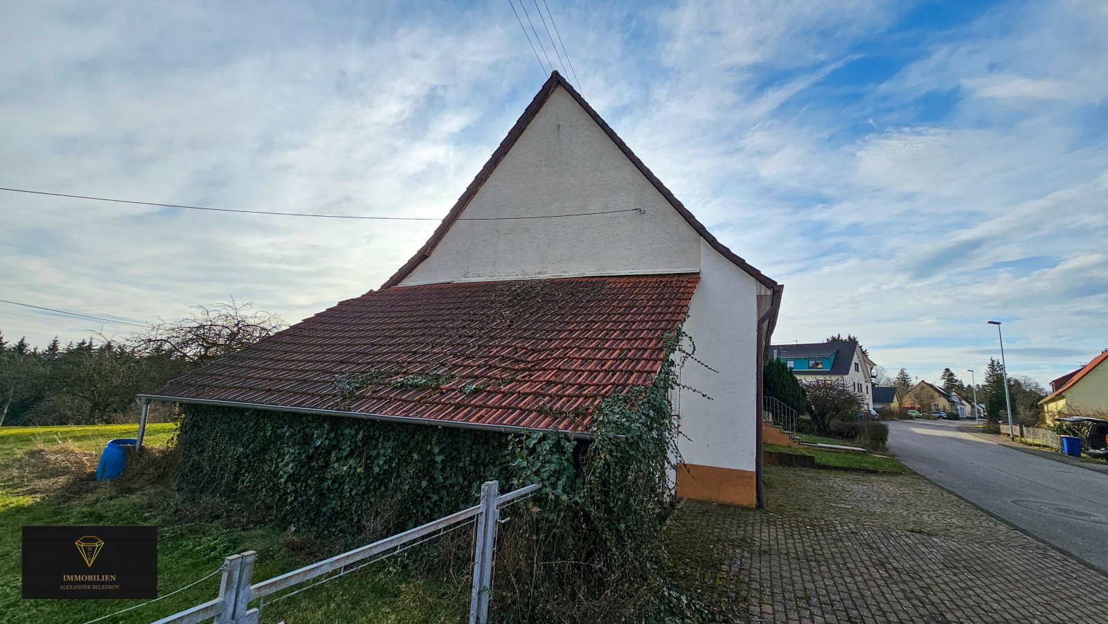 Ein großzügiges Haus auf einem weitläufigen Grundstück in einer idyllischen Lage