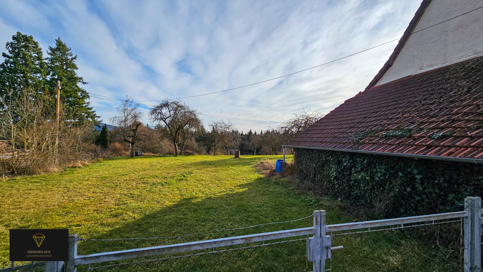 Ein großzügiges Haus auf einem weitläufigen Grundstück in einer idyllischen Lage