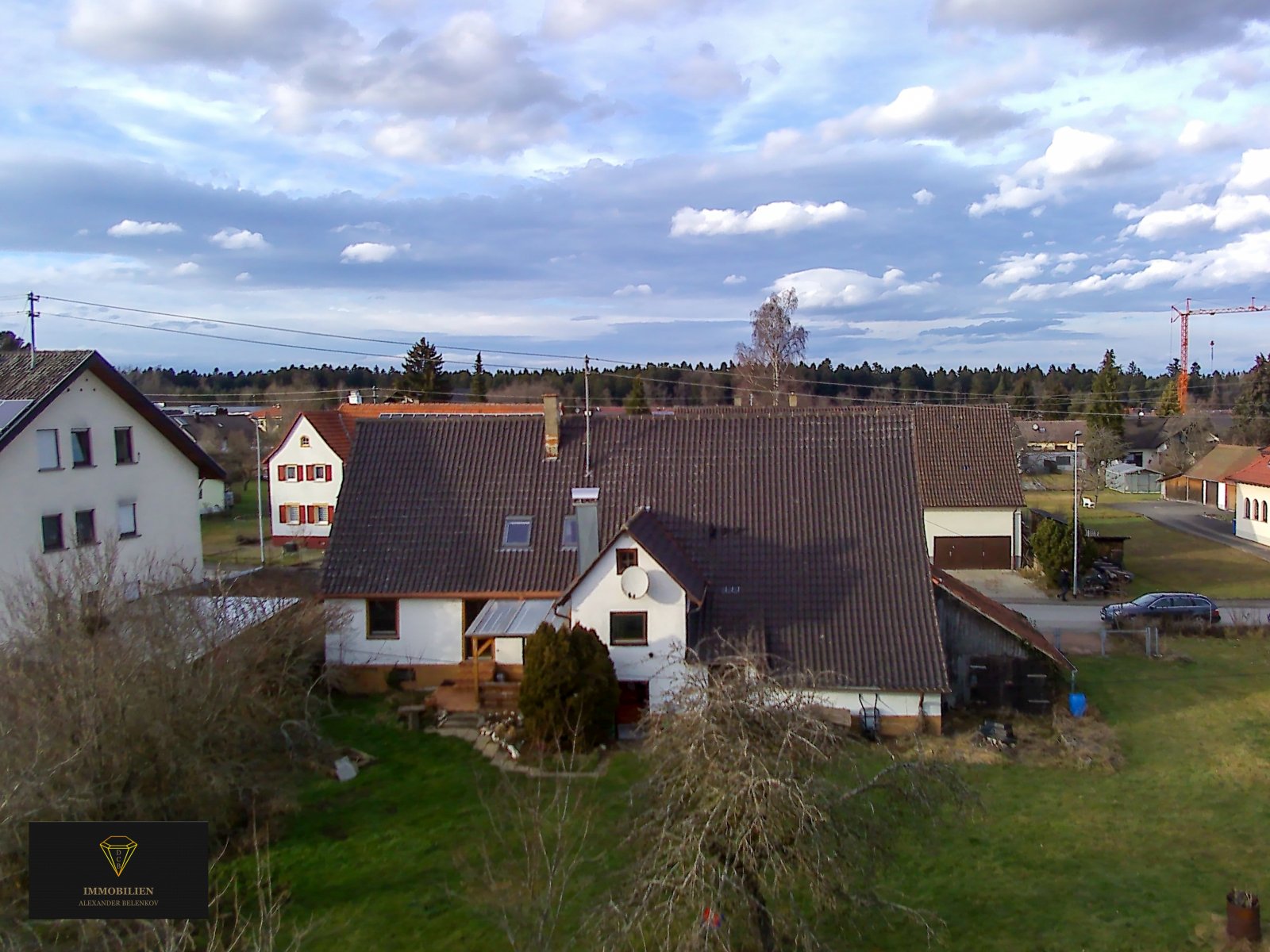 Ein großzügiges Haus auf einem weitläufigen Grundstück in einer idyllischen Lage