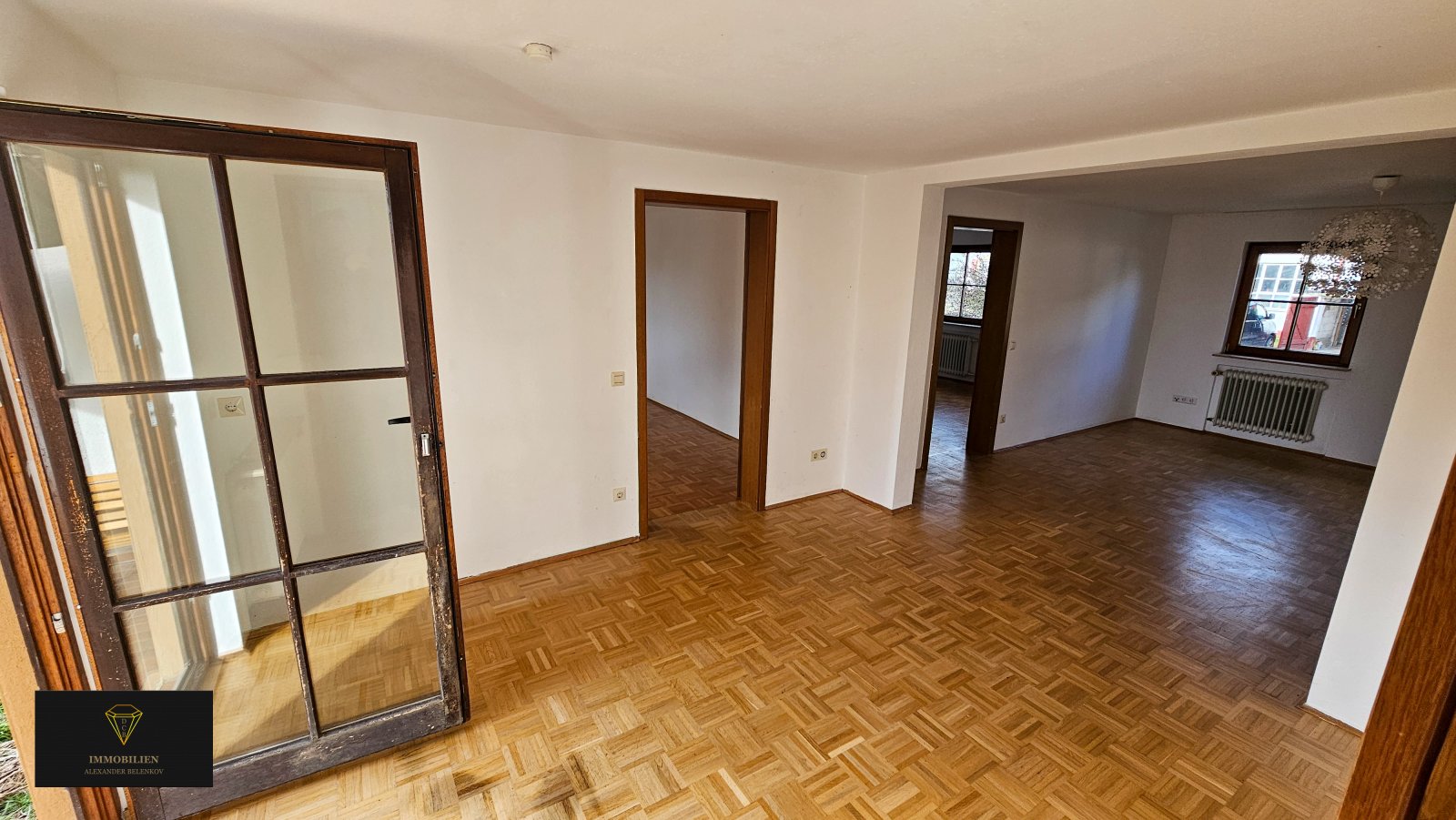 Ein großzügiges Haus auf einem weitläufigen Grundstück in einer idyllischen Lage