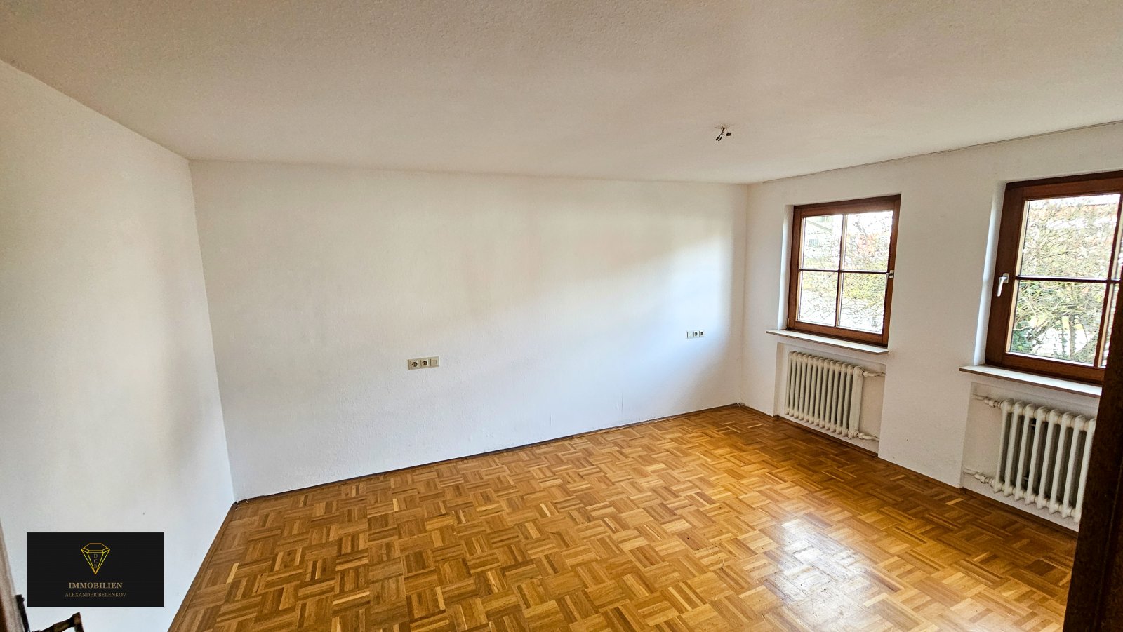 Ein großzügiges Haus auf einem weitläufigen Grundstück in einer idyllischen Lage