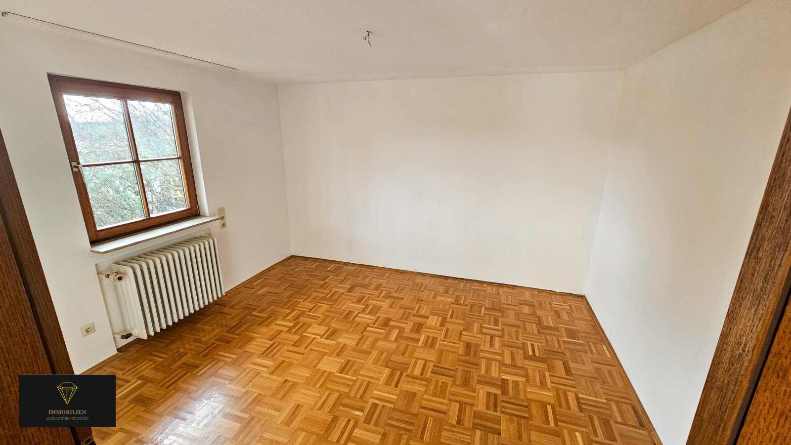 Ein großzügiges Haus auf einem weitläufigen Grundstück in einer idyllischen Lage