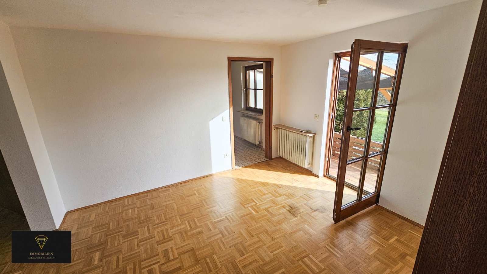 Ein großzügiges Haus auf einem weitläufigen Grundstück in einer idyllischen Lage