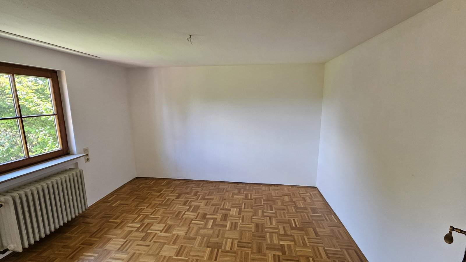 Ein großzügiges Haus auf einem weitläufigen Grundstück in einer idyllischen Lage