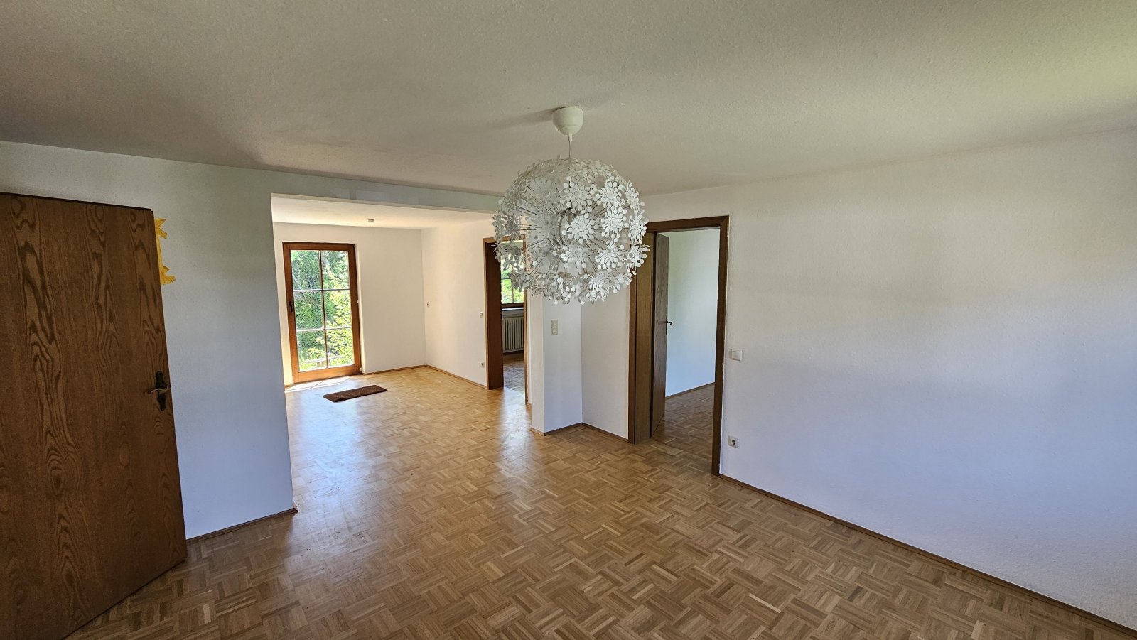 Ein großzügiges Haus auf einem weitläufigen Grundstück in einer idyllischen Lage