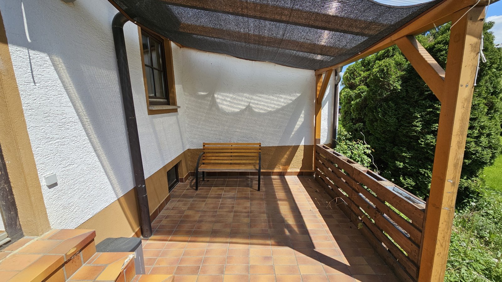 Ein großzügiges Haus auf einem weitläufigen Grundstück in einer idyllischen Lage
