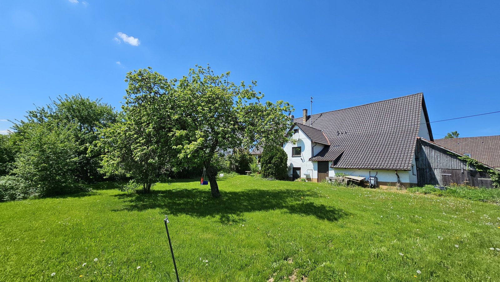 Ein großzügiges Haus auf einem weitläufigen Grundstück in einer idyllischen Lage