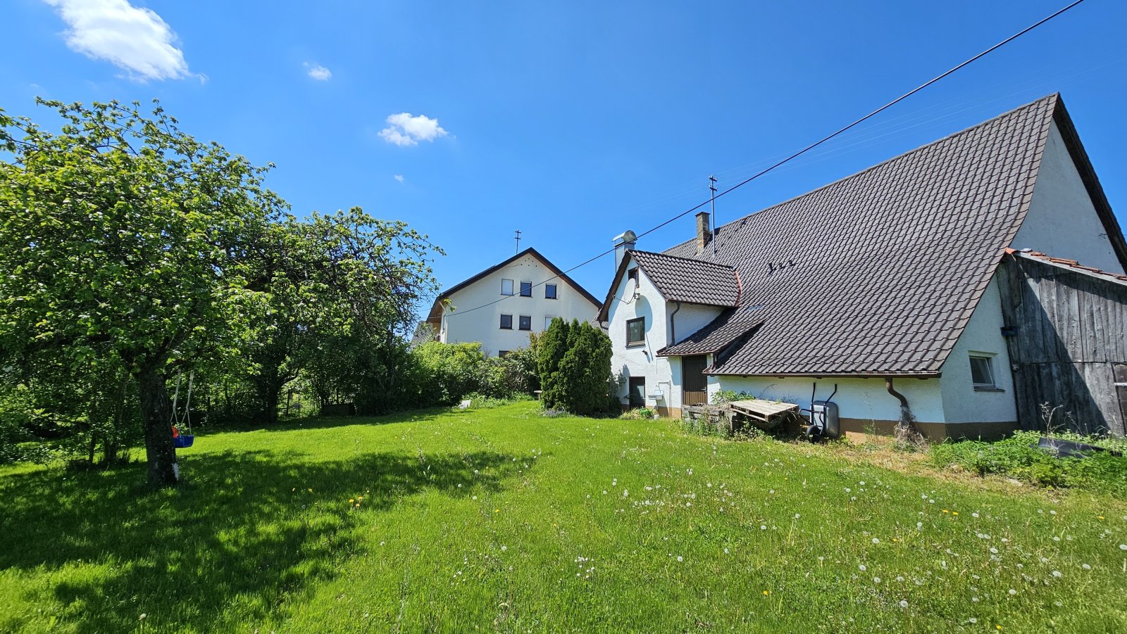 Ein großzügiges Haus auf einem weitläufigen Grundstück in einer idyllischen Lage
