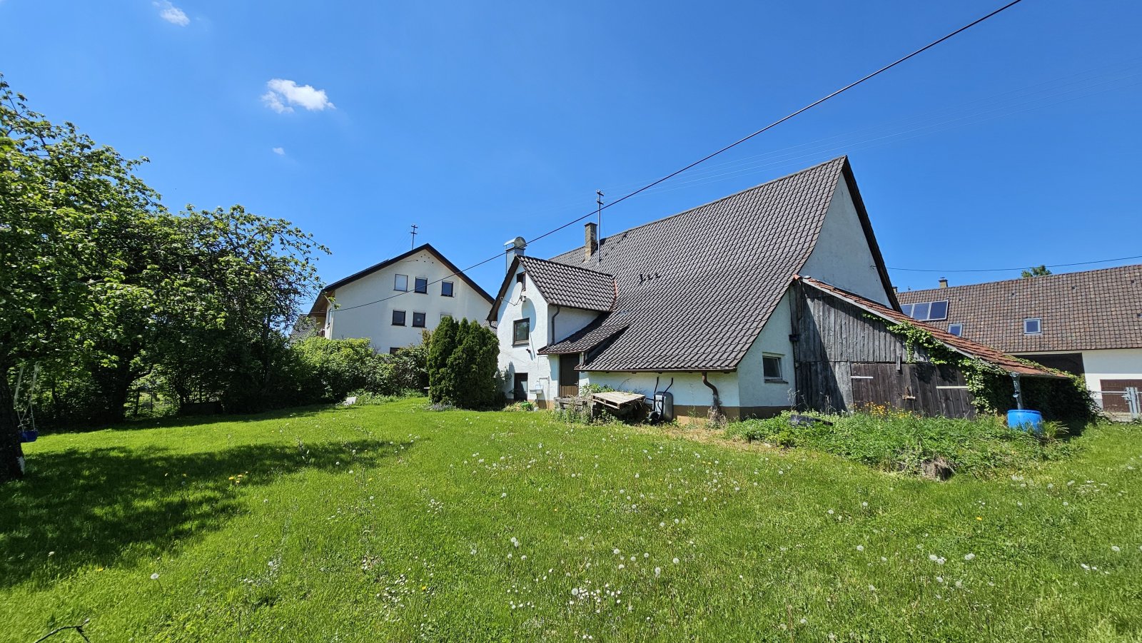 Ein großzügiges Haus auf einem weitläufigen Grundstück in einer idyllischen Lage