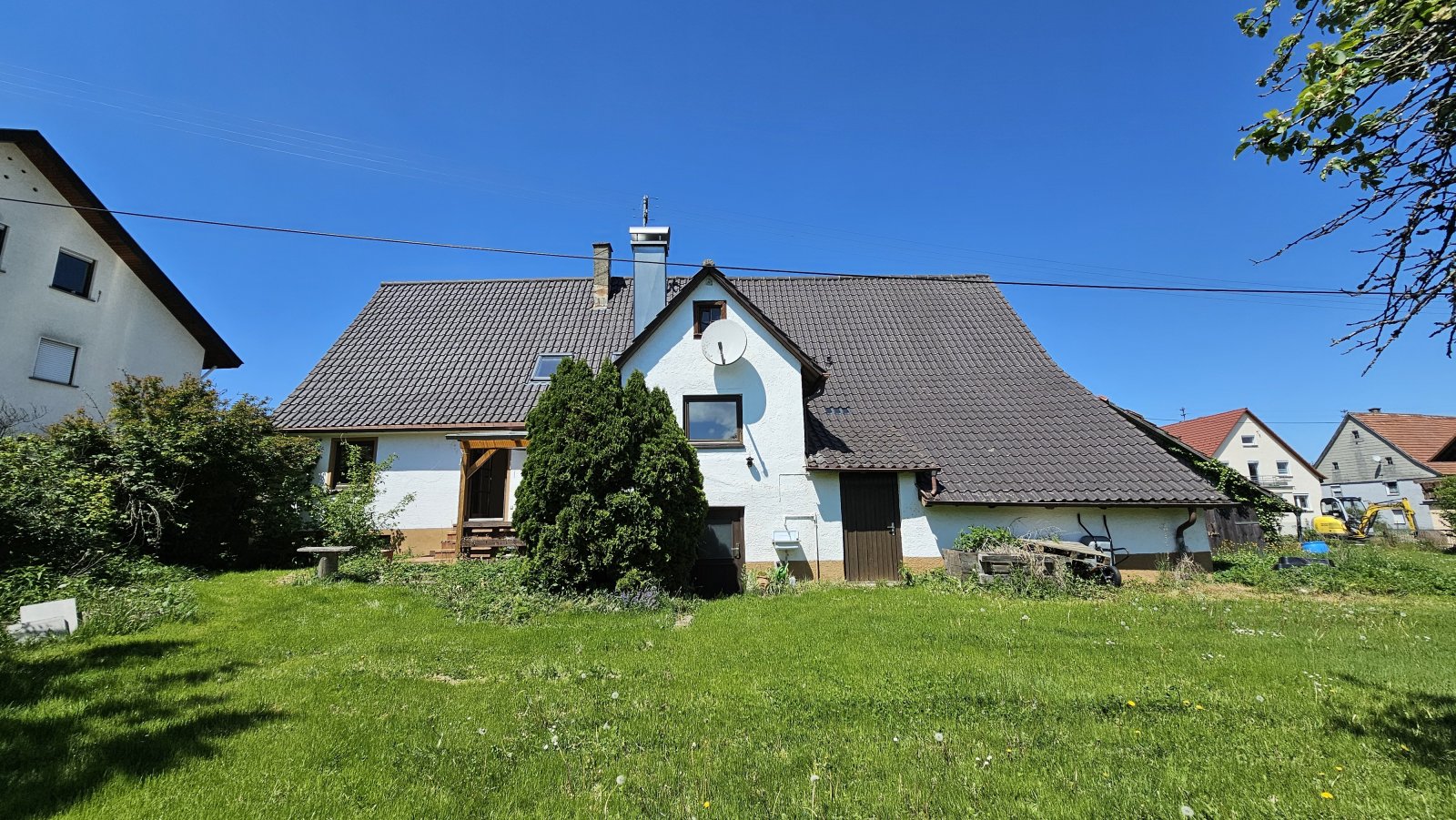 Ein großzügiges Haus auf einem weitläufigen Grundstück in einer idyllischen Lage