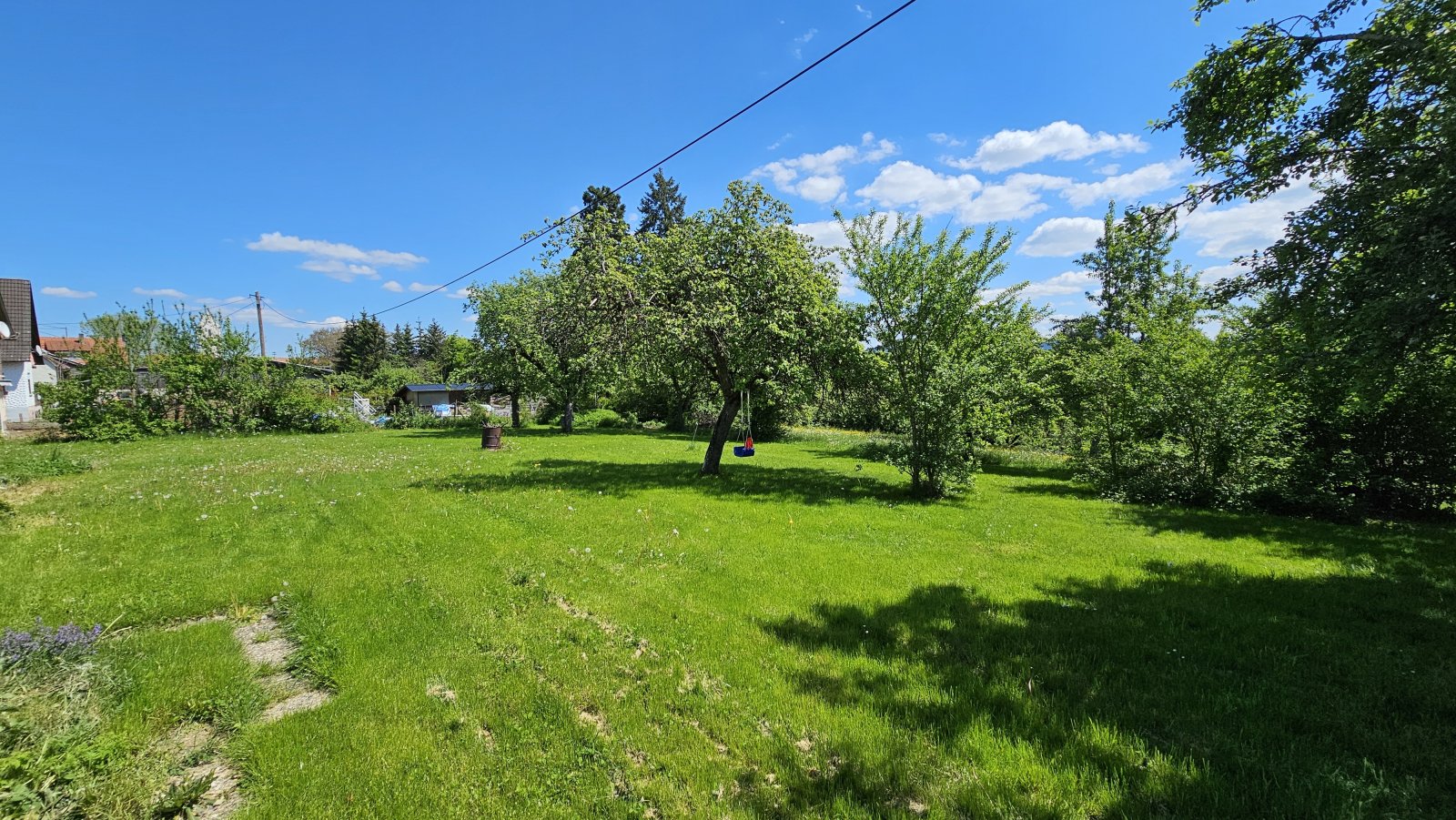 Ein großzügiges Haus auf einem weitläufigen Grundstück in einer idyllischen Lage