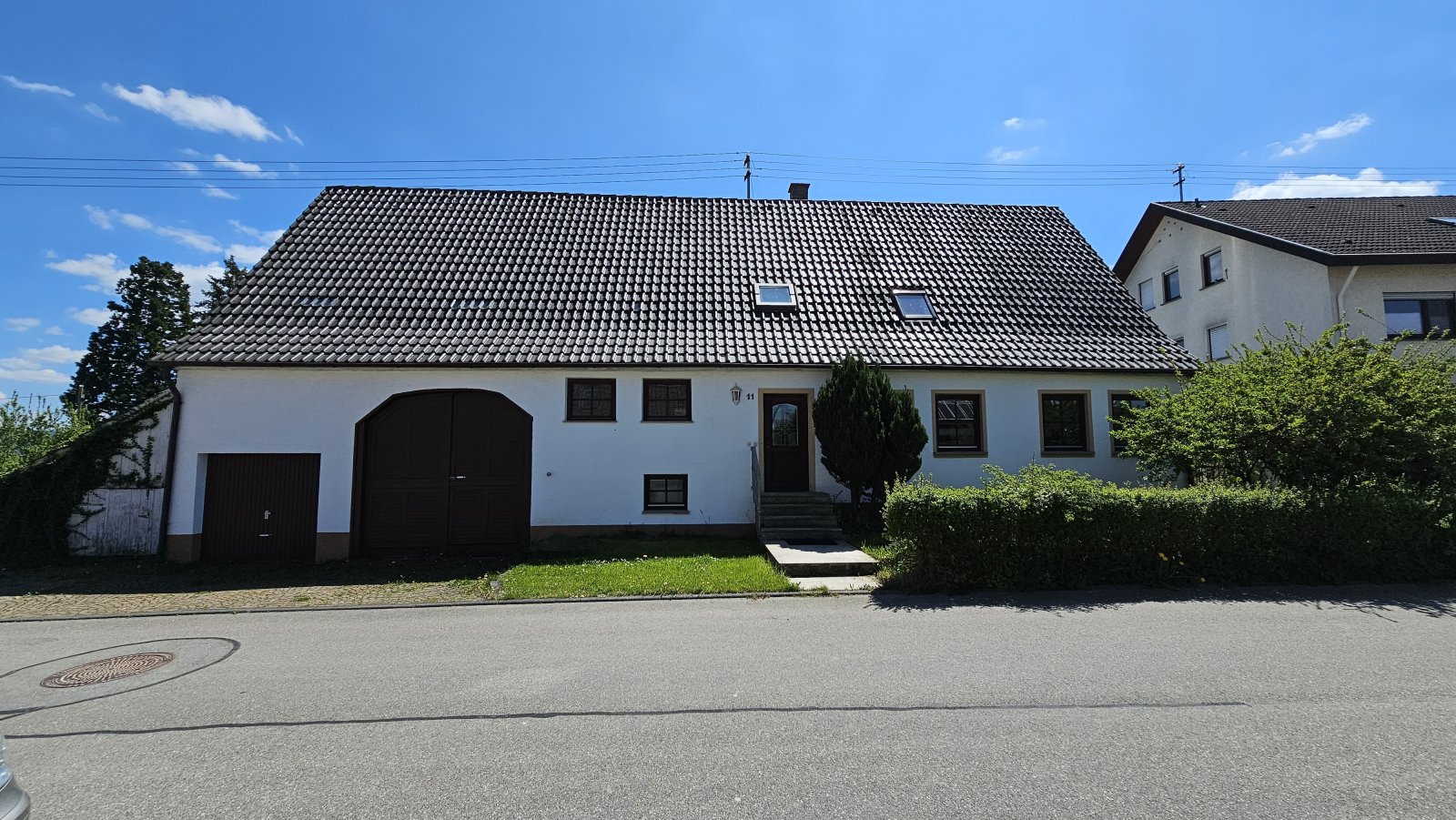 Ein großzügiges Haus auf einem weitläufigen Grundstück in einer idyllischen Lage